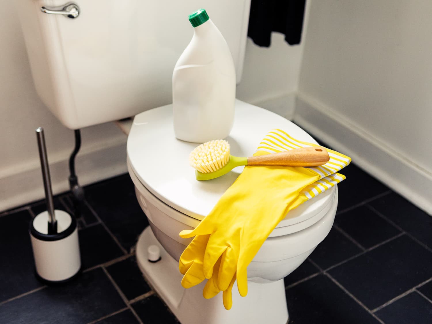 Cleaning the deals toilet tank